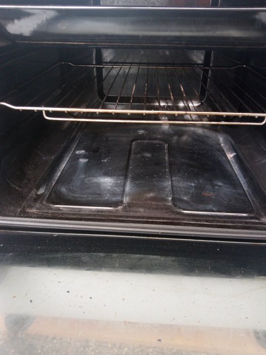 Продавам готварска печка с фурна