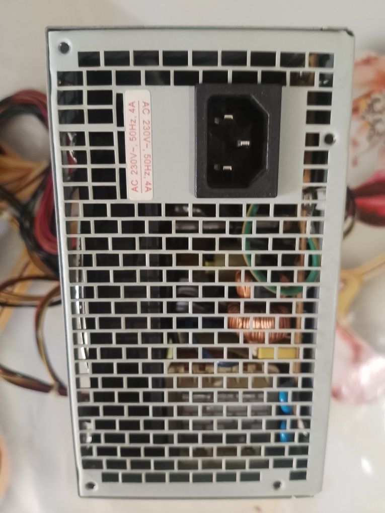 Продается блок питания HuntKey V- Power 550Вт.