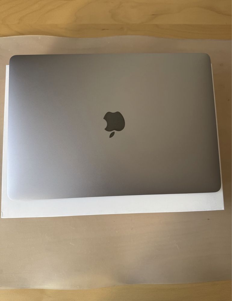 Macbook Air Retina Display 13” 8gb RAM 2019
