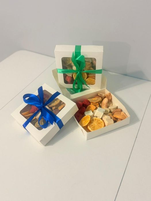 Сумлинированный фрукт и мороженое