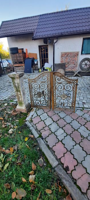 Stâlp și portițe vechi