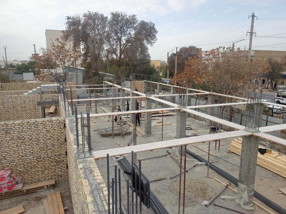 Продаются квартиры и магазины в центре Кагана вдоль дороги.