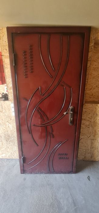 Продам дверь металлическую.