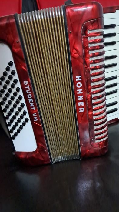 Se vinde acordeon hohner original