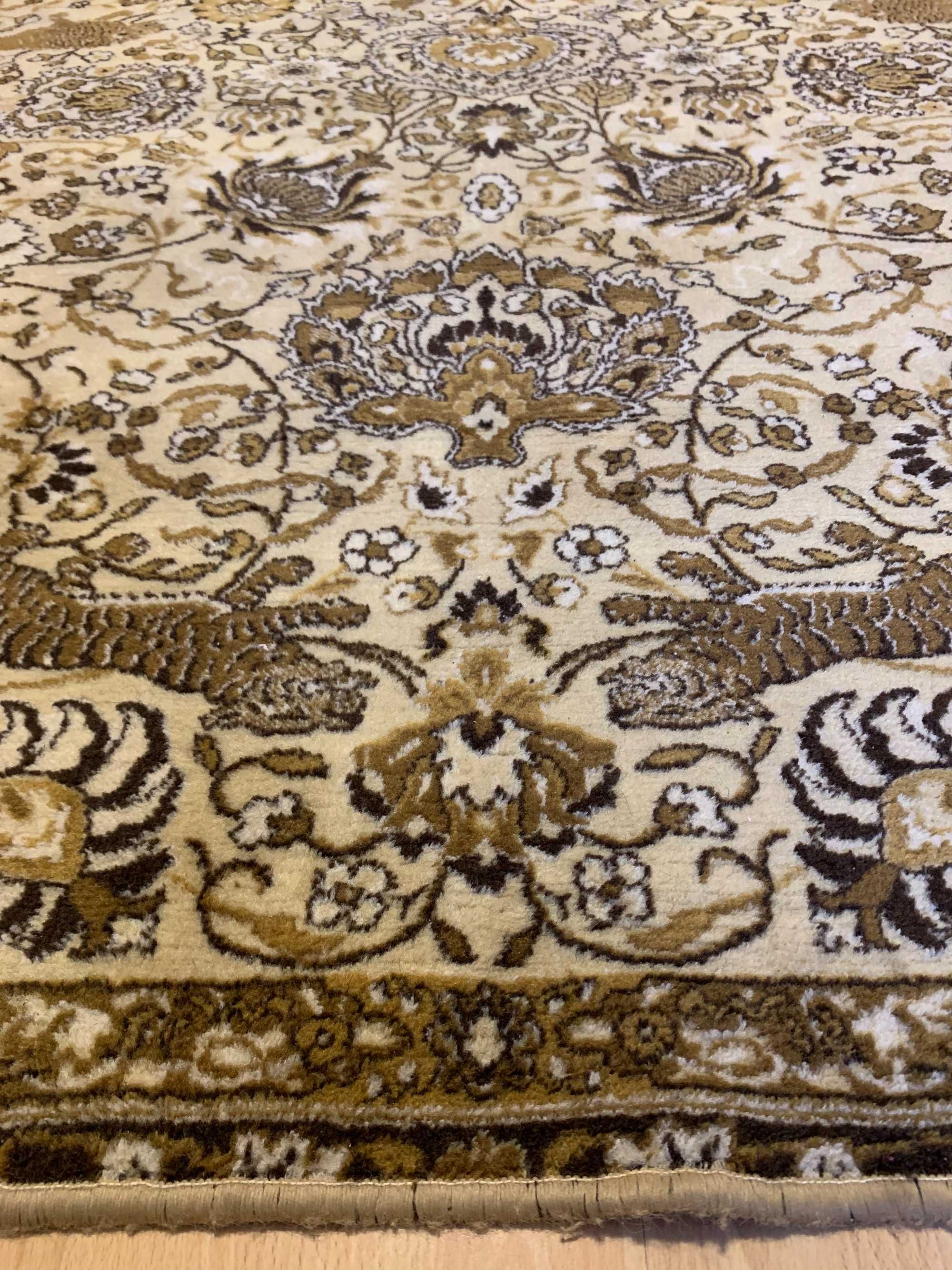 Български вълнен килим тип персийски