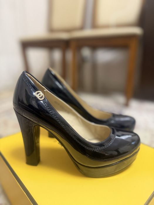 Продам черные туфли