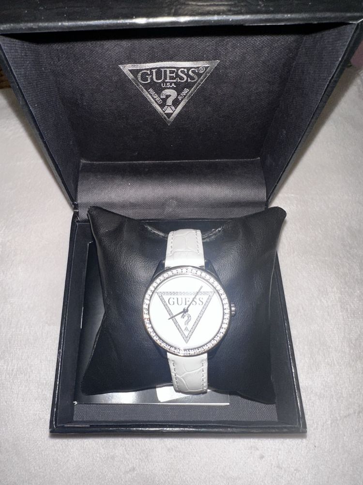 Guess White Matt Watch with Gemstones/ Guess бял часовник с камъчета