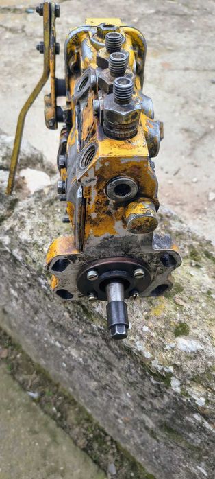 Vând pompa de injecție Bosch in 3 pistoane linie.