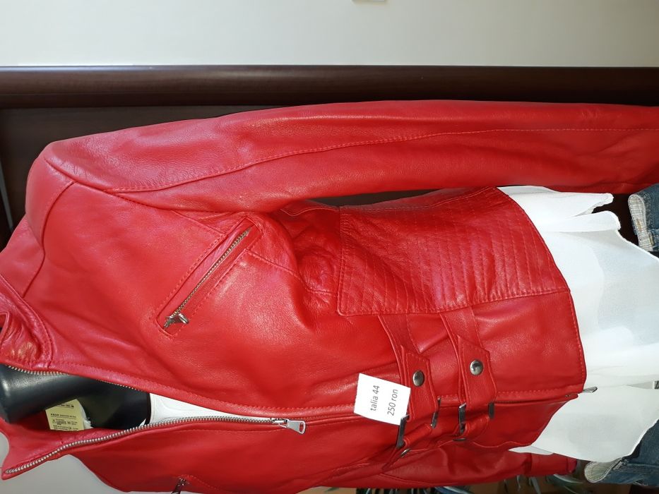 Vand o frumoasă geaca de piele