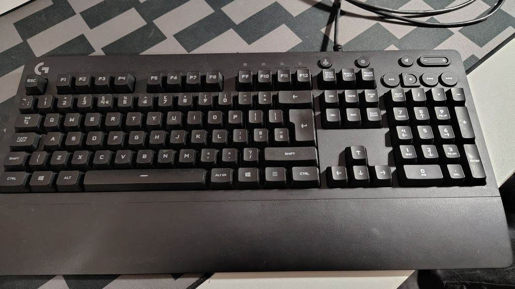 Клавиатура Logitech G213