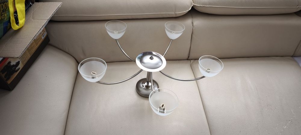 Полилей с пет крушки.
Перфектно състояние, неразличим от нов.
Комплект