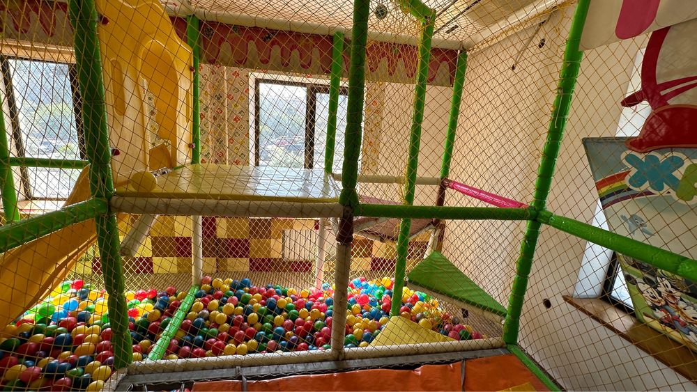Лабиринт , карусель, батут , горка