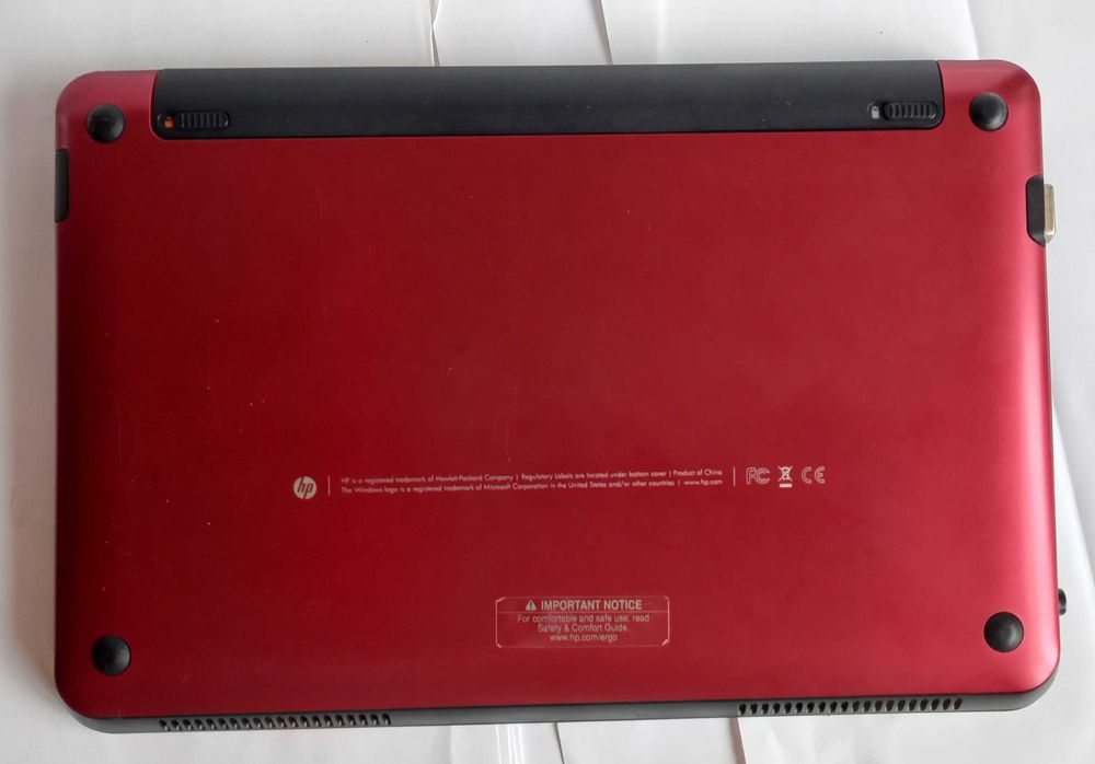 2 mini laptop-uri, Asus și HP, întregi, funcționale dar parolate