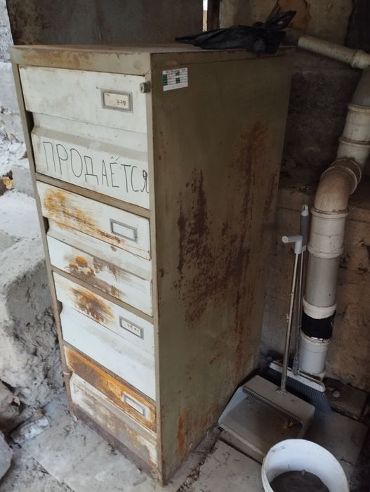 Prodayotsa metalicheskiy yashik
