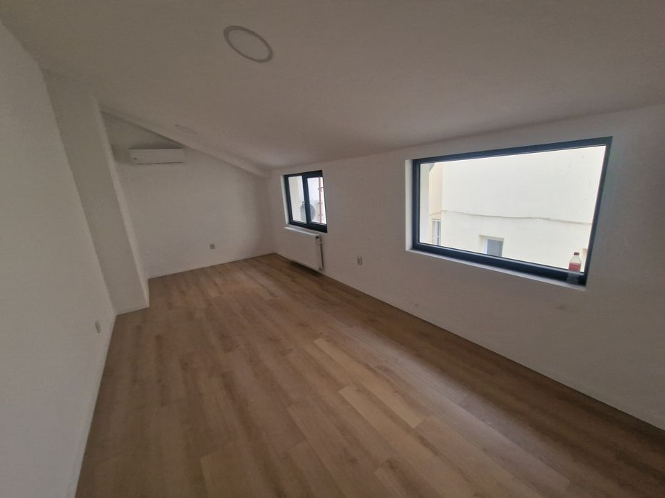 Inchiriez birou 16 mp