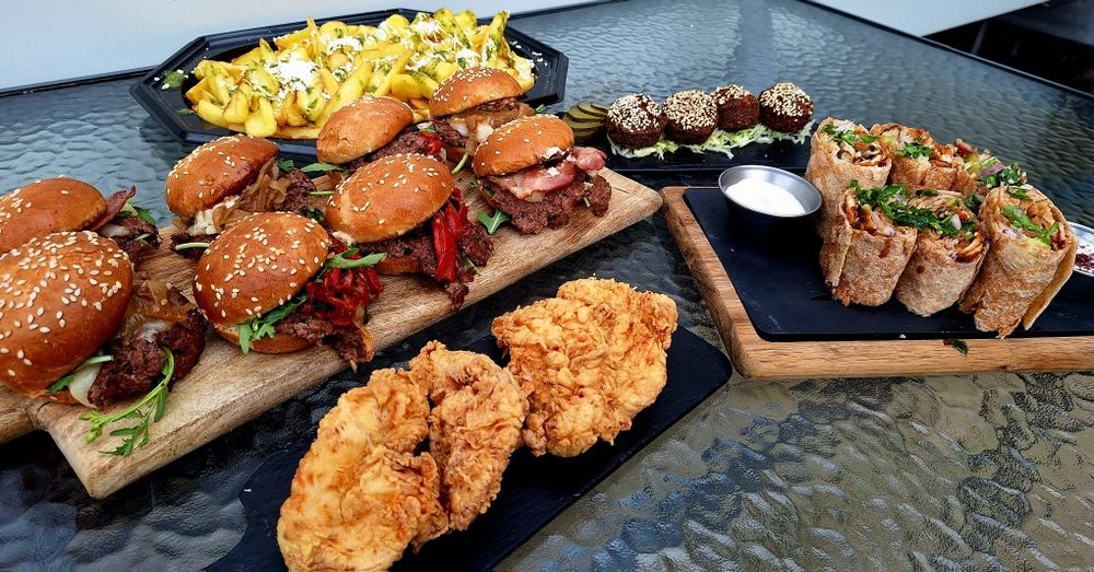 CATERING  burgeri ufo, crispy,frigarui de pui libaneze!