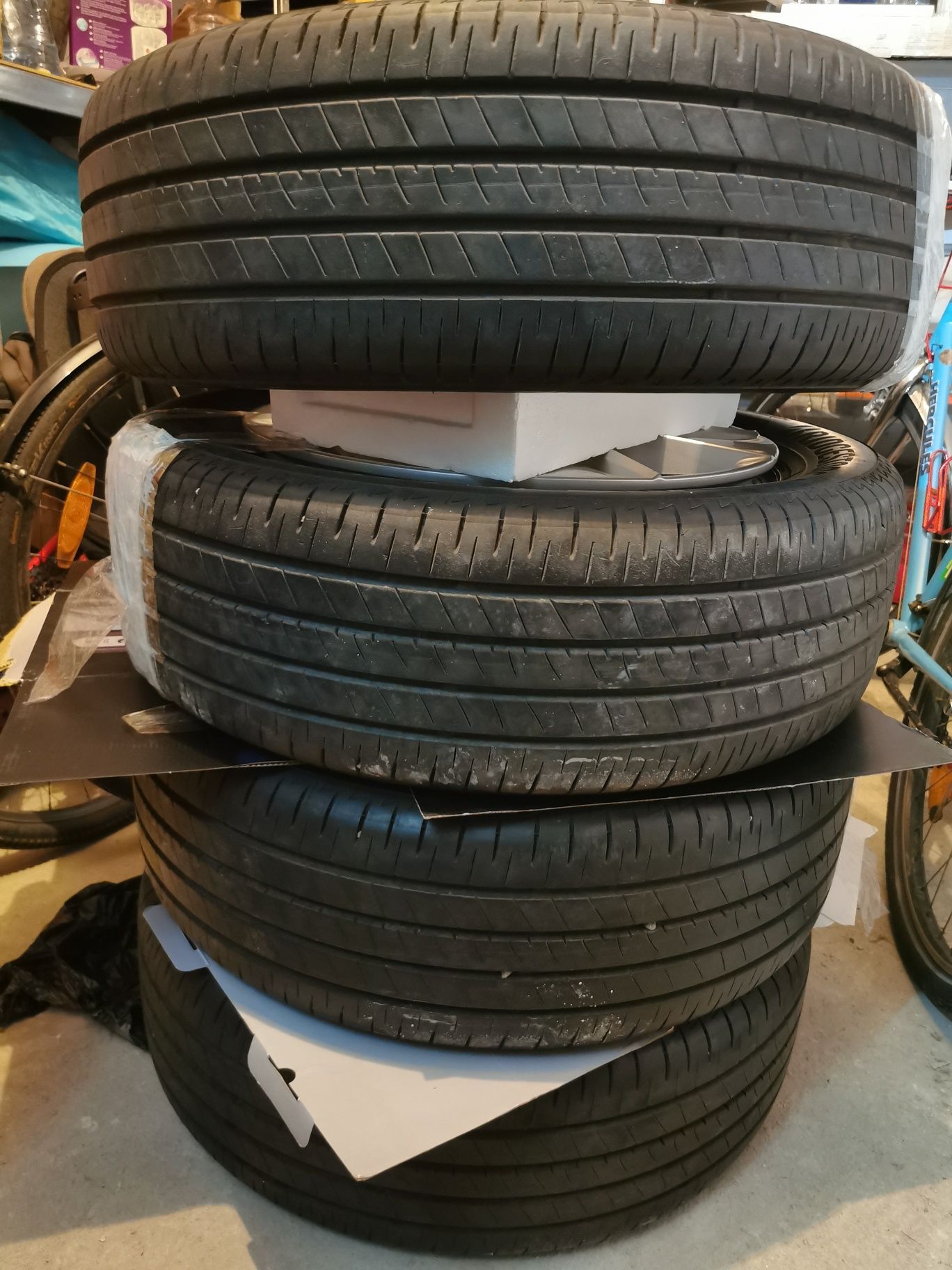 Страхотни гуми Bridgestone 215 60 17 DOT 2023