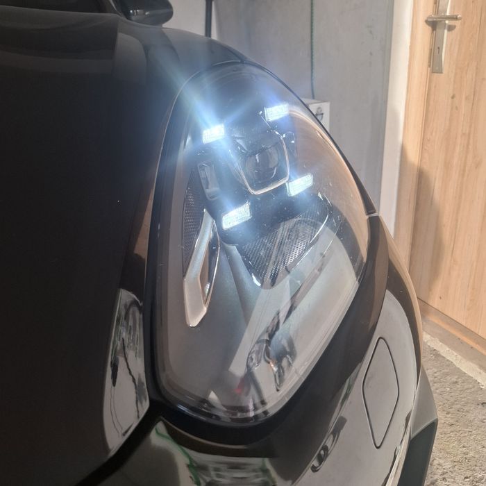 Dezmembrez vand far stanga porsche cayenne 2014-2018