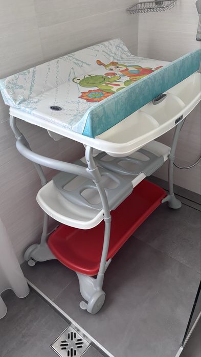 Cadă pentru bebeluși cu suport și masă de înfășat