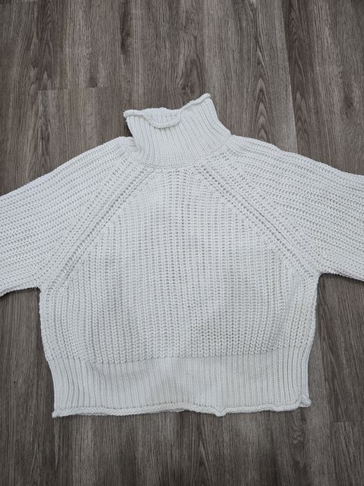 Бял пуловер, блуза