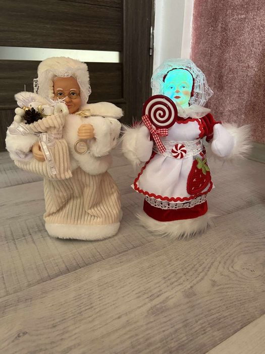 Moș Crăciun și crăciunițe