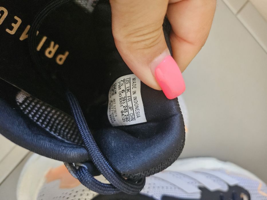 Маратонки Nike i Adidas