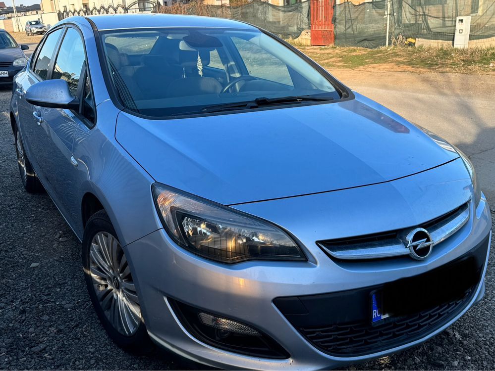 Vand Opel Astra berlina 2014