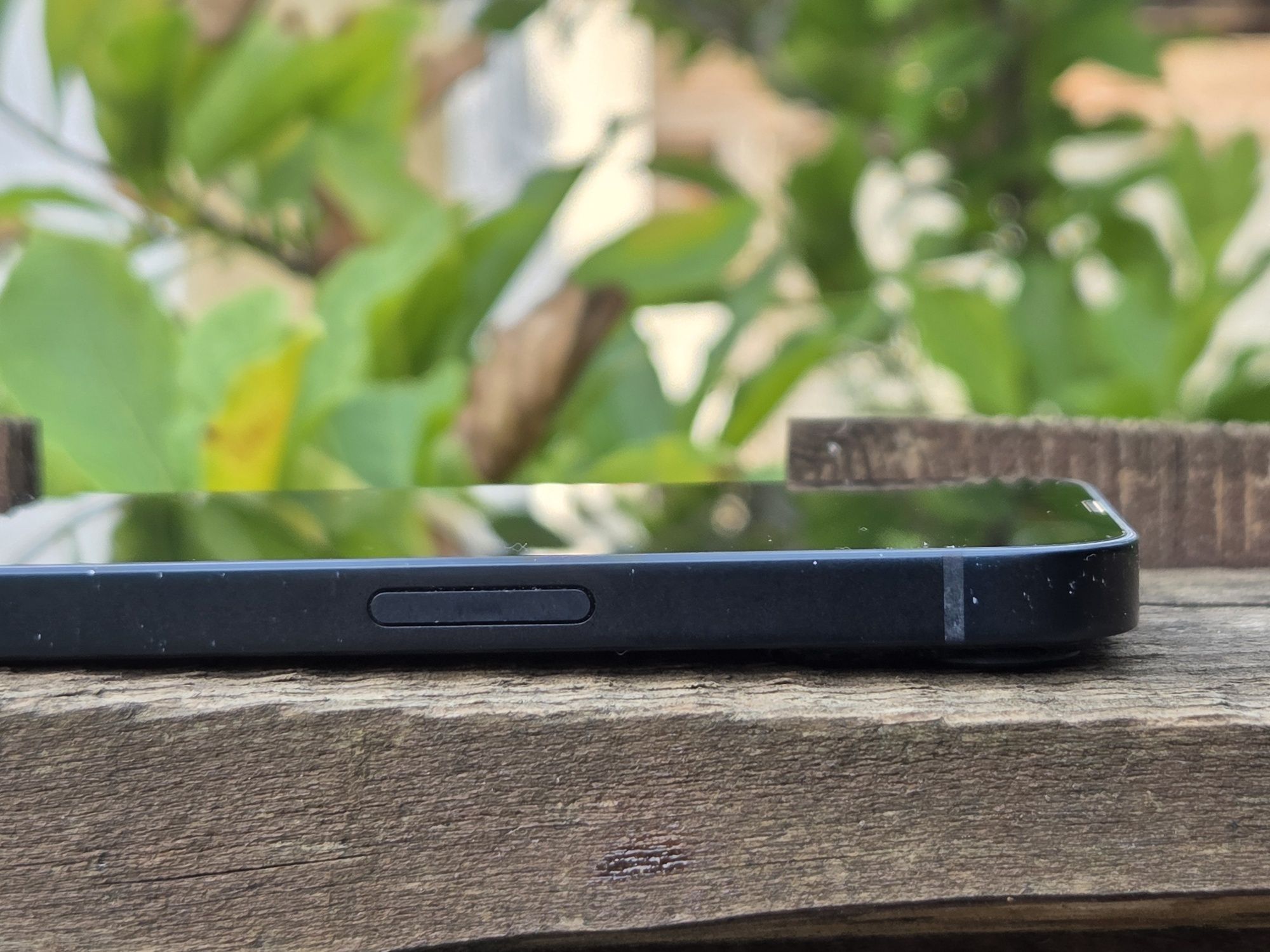 iPhone 13 128GB – Много добро състояние + оригинални аксесоари