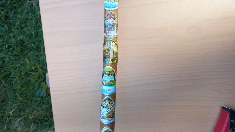 Туристически бастун с значки