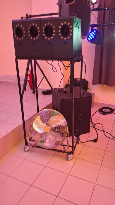 Masina de baloane albe cu fum
