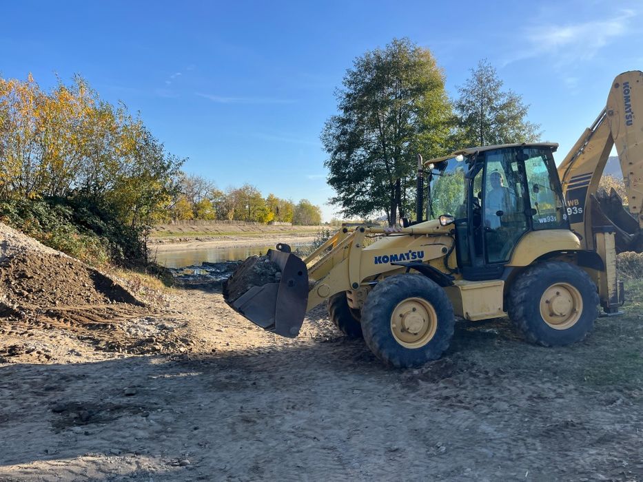 Vând buldoexcavator komatsu wb93s