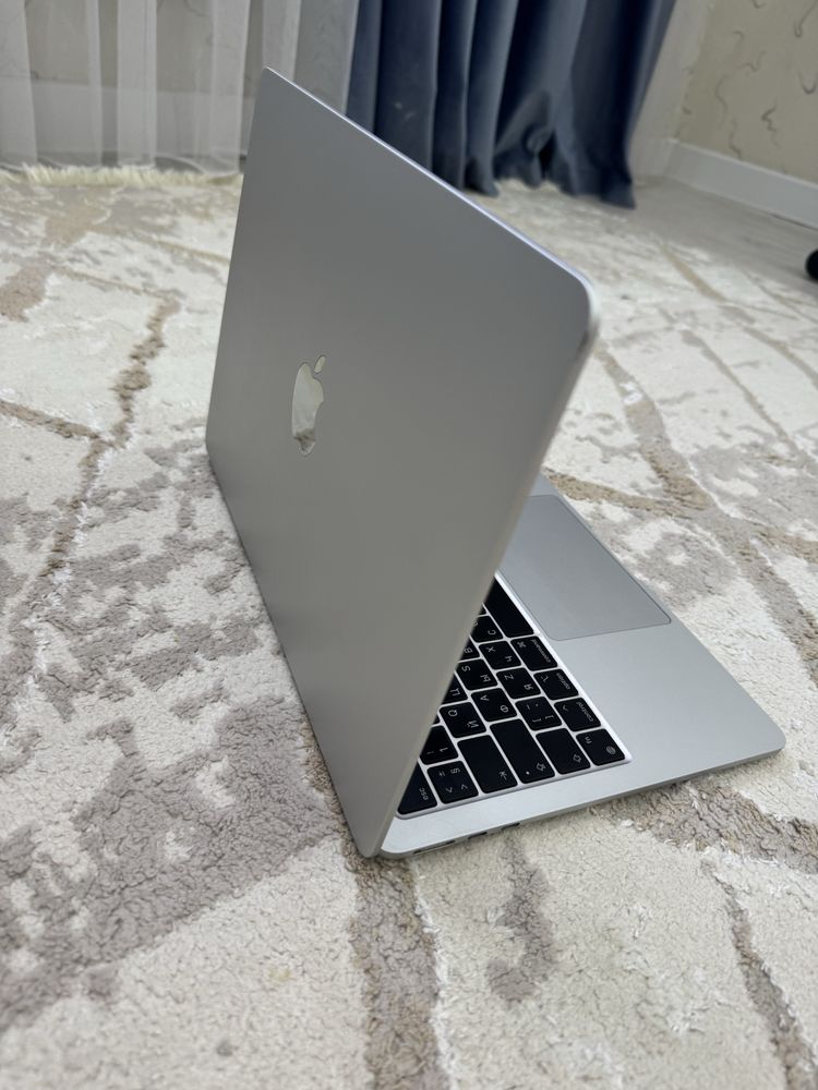 Продам магбук Apple  б/у в очень отличном состоянии