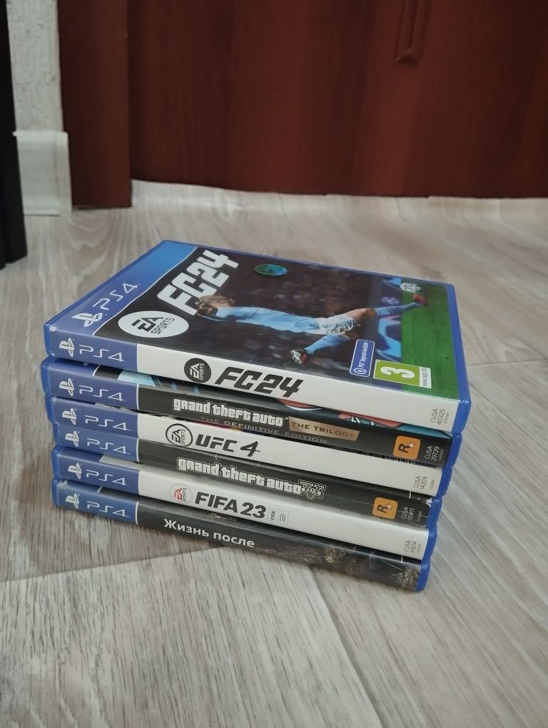 Продам ps4 fat в хорошем состоянии