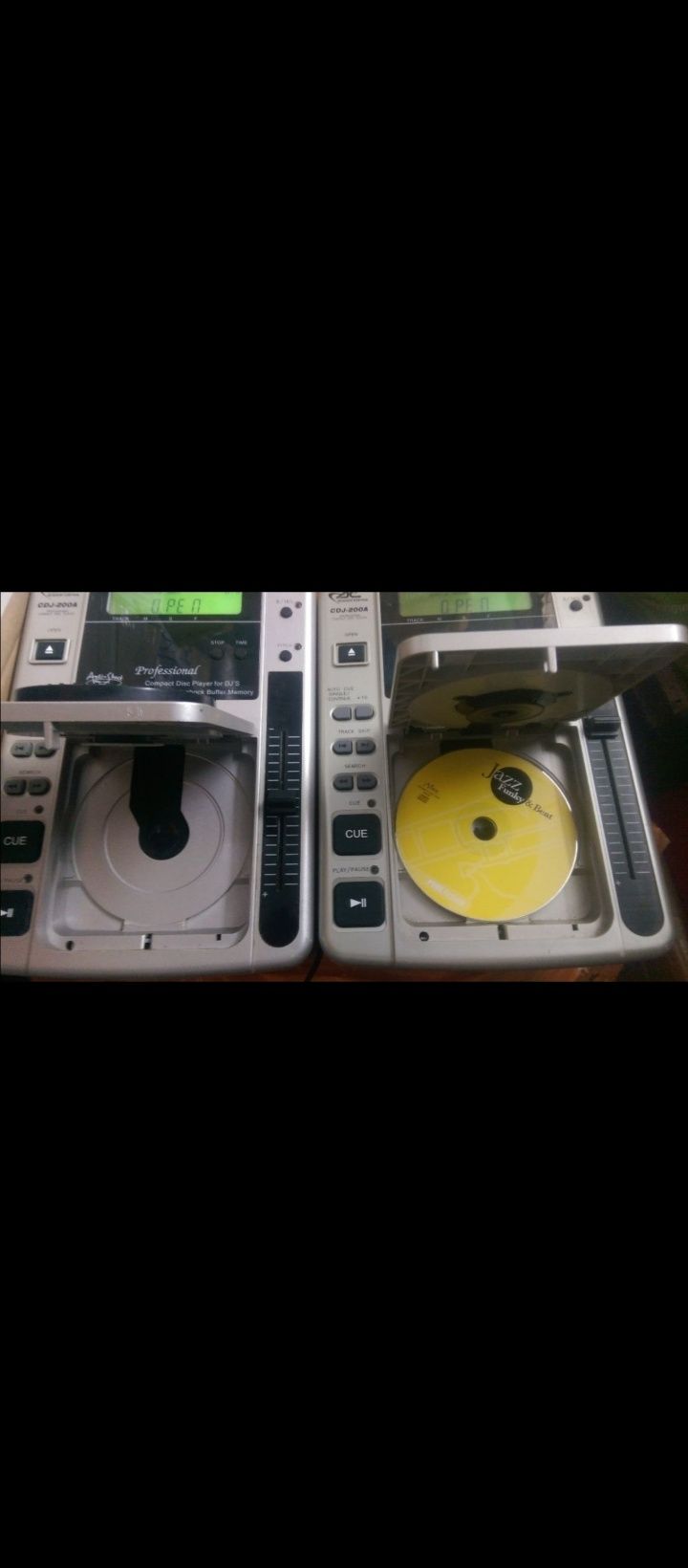 2 Playere Acoustic Control CDJ 200
Arata destul de bine Playerele fu