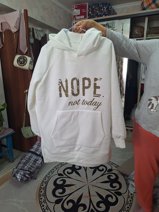 Худи с капюшоном по бокам разрез