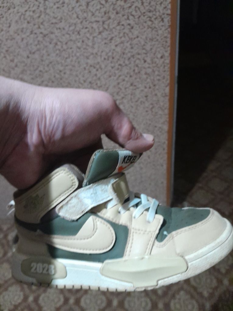 Продаю кроссовки.