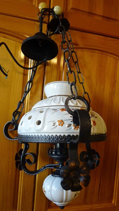 Настолна лампа и полилей  с  декорация в стил Рустик