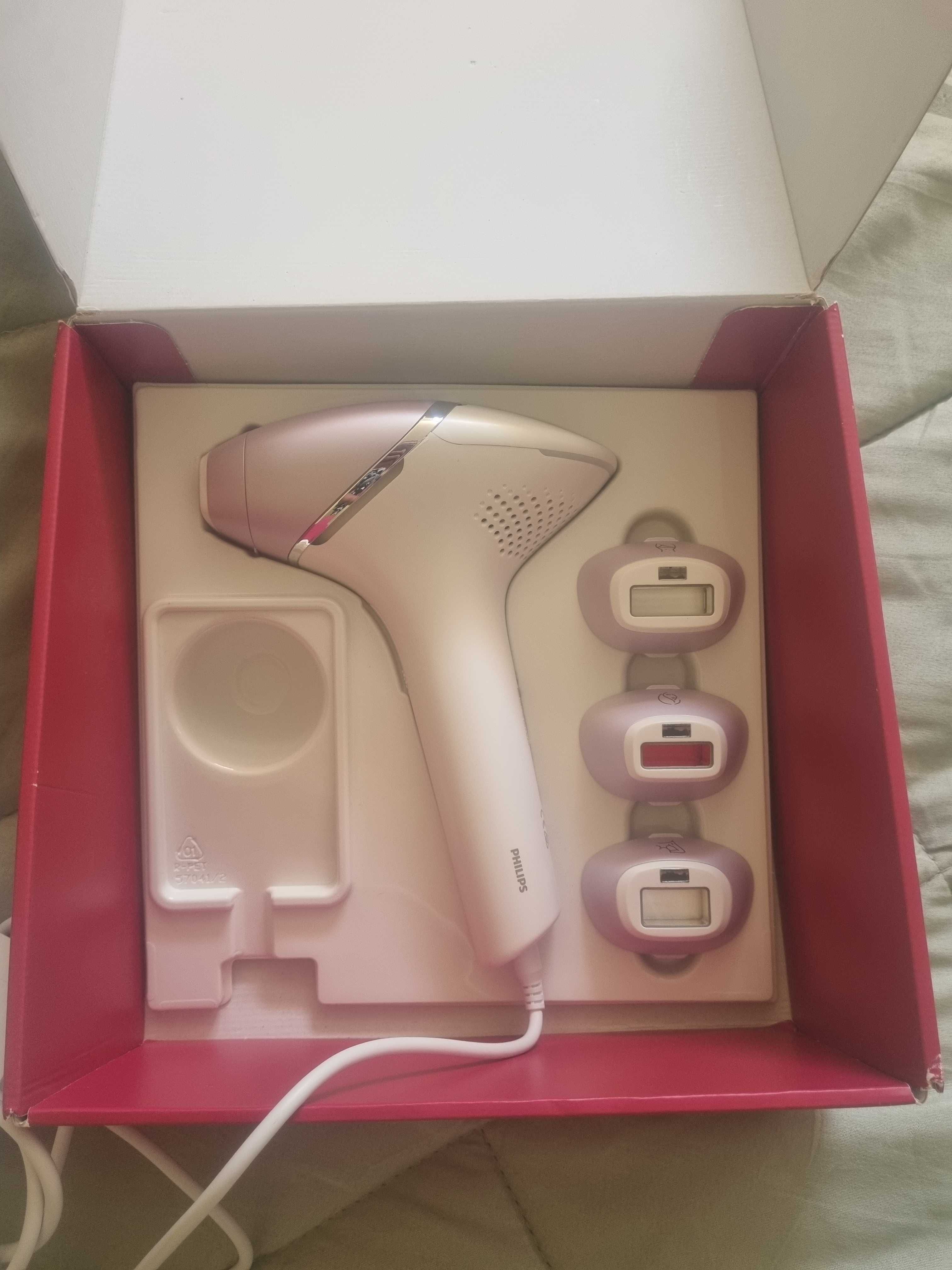 Фотоепилатор IPL Philips Lumea Seria 8000 BRI947