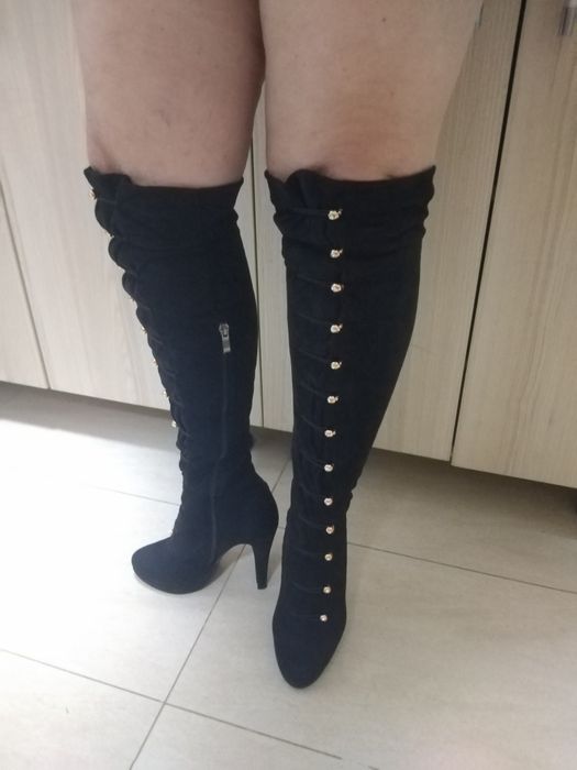 Vând cizme dama peste genunchi nr 36.