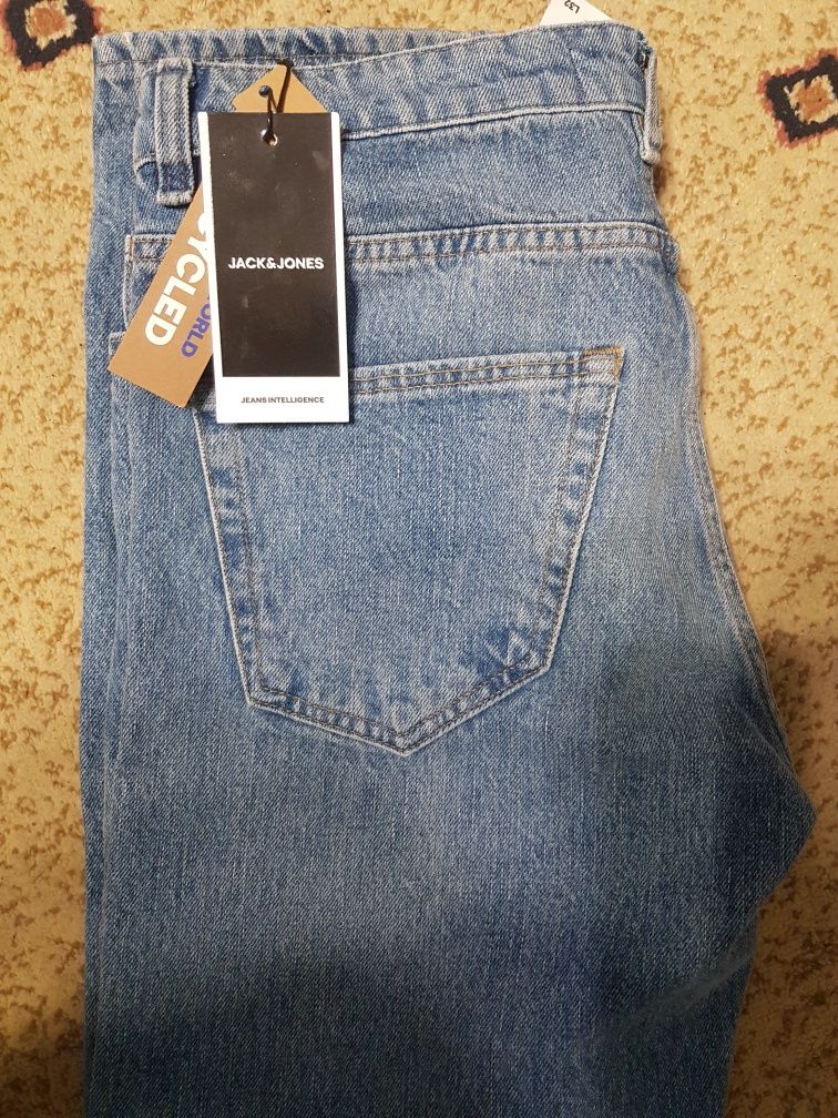 Новые фирменные джинсы