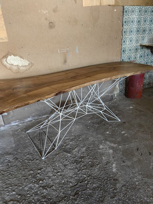 Маси от масивно орехово дърво