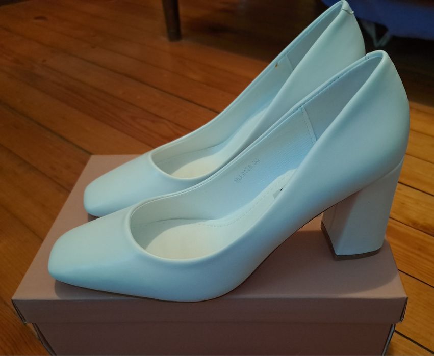 Бели дамски обувки