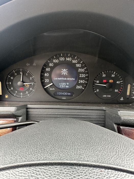 Dezmembrez mercedes e200