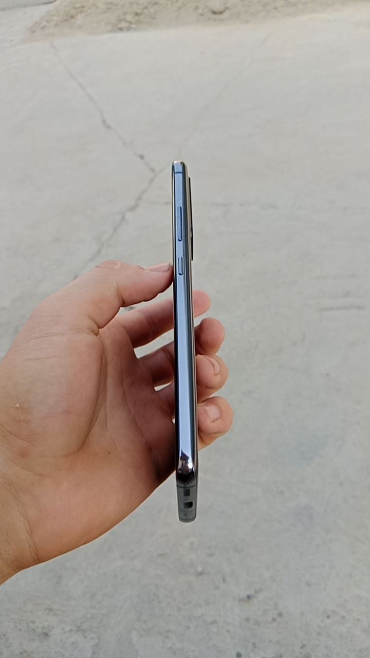 Samsung A82 5G holati zo'r, ekranida palasasi bor