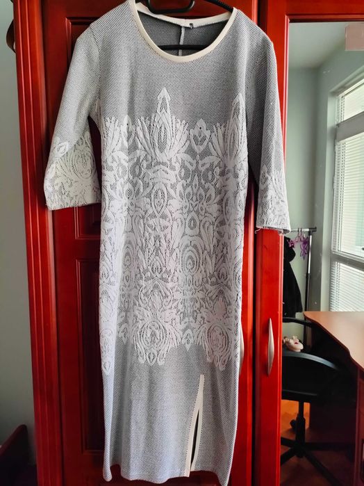 Дамска рокля, с плетеници, ластична, с цепка на бедрото