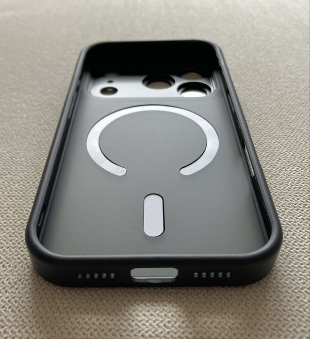 Husa pentru iPhone 17 Pro, semi-transparenta