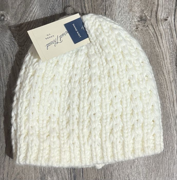 Бяла велурена  шапка