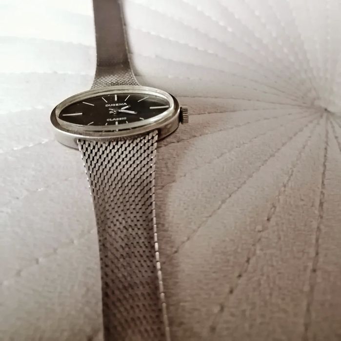 Сребърен, механичен часовник.