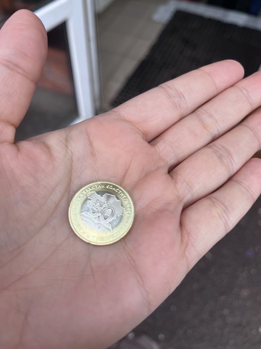 Продам монету 100 тг юбилейная
