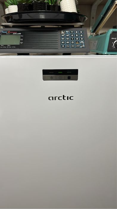 Vand 2 congelatoare Arctic si 1 vitrina rece prajituri